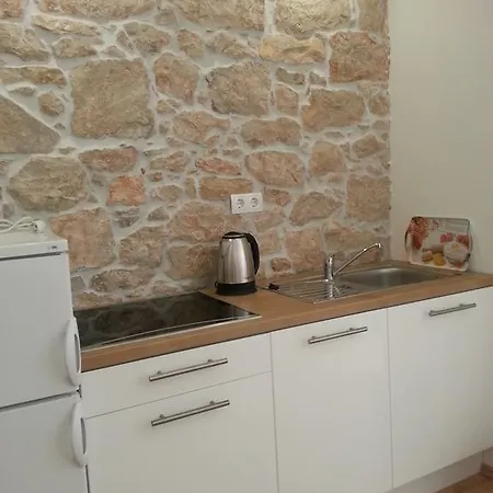 아파트 Stone House